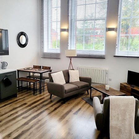 Burkhardt Hall- Parking Included- Sleeps 4 Apartamento Swindon Exterior foto