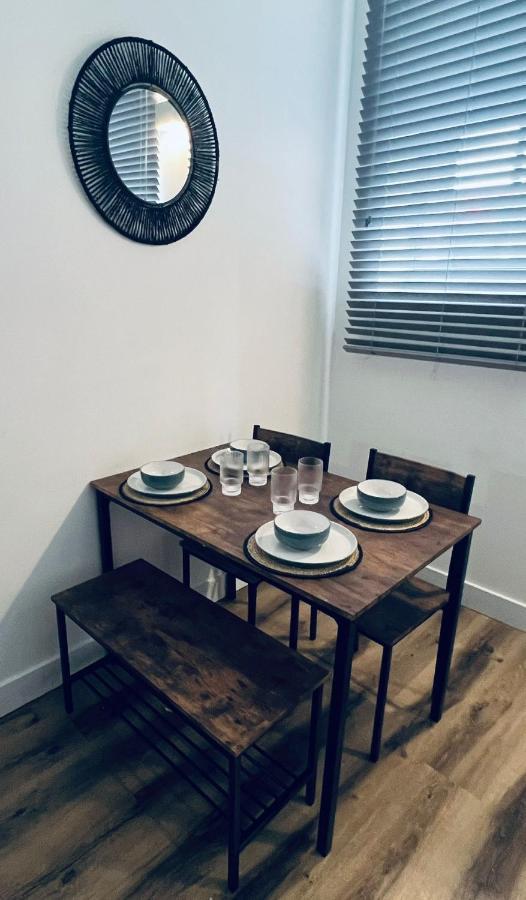 Burkhardt Hall- Parking Included- Sleeps 4 Apartamento Swindon Exterior foto