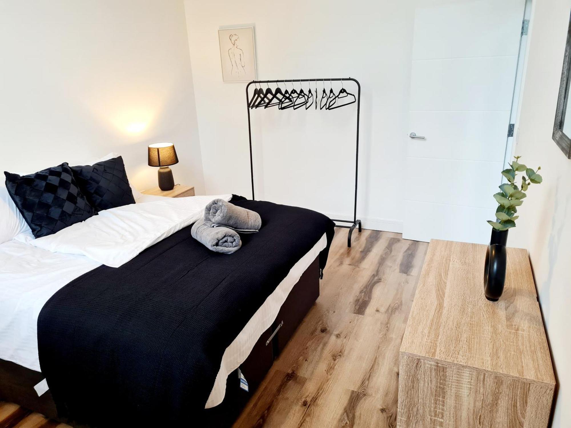 Burkhardt Hall- Parking Included- Sleeps 4 Apartamento Swindon Exterior foto